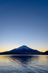 正月の富士山と山中湖を縦に撮影