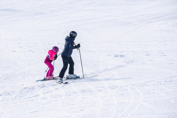 A young kids is learning skiing 