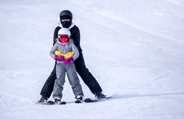 Fototapeta na wymiar A young kids is learning skiing 