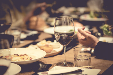 Obraz premium Wine with dinner on the table in a fine restaurant
