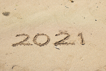 砂浜に書かれた2021の文字