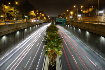 Ronda de Barcelona. Circulación en carretera de noche iluminada