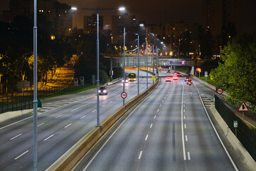 Barcelona. Circulación en carretera de noche iluminada