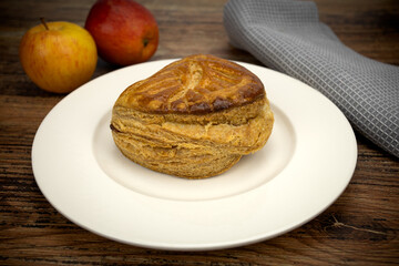 chausson aux pommes sur une table