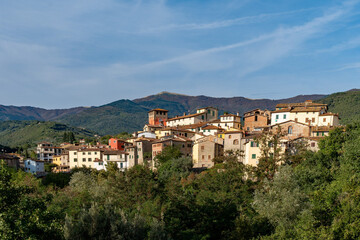 Fototapeta na wymiar Blick auf die Altstadt von Loro Ciuffenna in der Toskana in Italien 