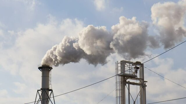 石油精製プラントの煙突から排出される煙