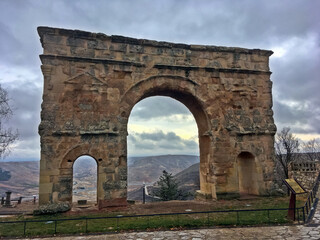 Fototapeta na wymiar Arco romano de Medinaceli, Soria, España. Cara norte del antiguo arco del triunfo construido en época romana.