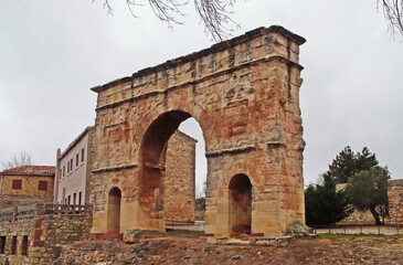 Arco romano de Medinaceli, Soria, España. Cara sur del antiguo arco del triunfo construido en...