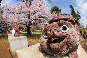 館林市　茂林寺のたぬき像と桜