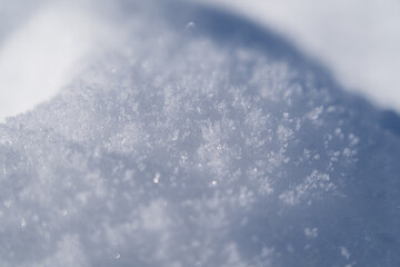 Eiskristalle auf Schnee in als Nahaufnahme. Bild verwendbar als Hintergrund von Karten, Social Media Content, Internet Seiten oder Plakaten. Stilvolles Bild mit Bokeh.