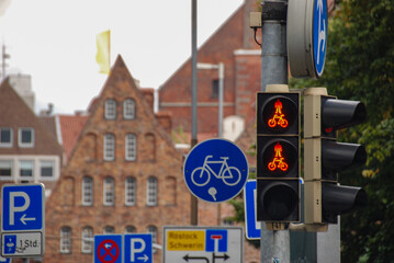 ヨーロッパの古い街　自転車の道路標識