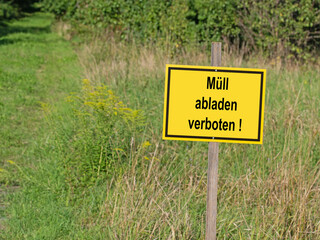 Schild mit dem Aufdruck Müll abladen verboten