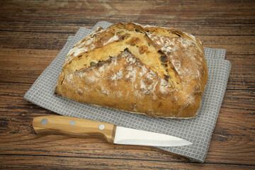 miche de pain aux céréales sur une table en bois