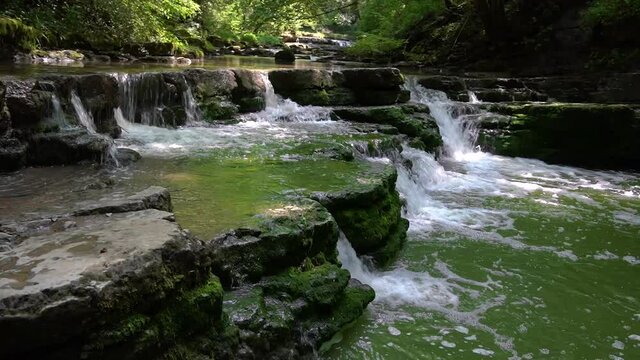 Schwenk &uuml;ber den Wasserfall in der Schlichemklamm bei Epfendorf im Schwarzwald, Deutschland