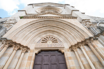 Abbazia gotica inquadrata da sotto per esprimere il senso dell'architettura gotica stessa
