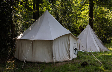 weißes LARP-Zelt Mittelalterzelt Legionärszelt im Wald