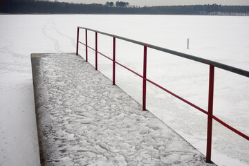 Zamarznięte jezioro i betonowy pomost © qrrr