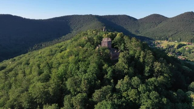 Burg-Neuwindstein in Frankreich aus der Luft | Luftbilder von der Burg-Neuwindstein 