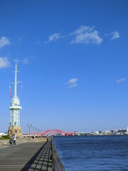 Fototapeta na wymiar 神戸ハーバーランドから観た神戸大橋とポートアイランド