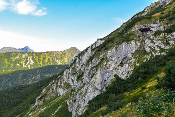 Fototapeta premium Góry widoczne po drodze na Giewont -szlak czerwony 