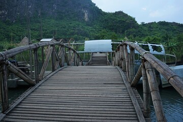 Obraz premium Beautiful landscape of Trang An boat tour and karst mountains in Tam Coc, Vietnam - ベトナム チャンアン 奇岩 世界遺産