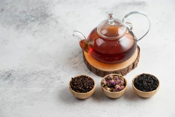 Foto op Aluminium A glass teapot with wooden bowls of loose teas © azerbaijan-stockers