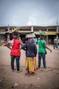 African women work with baskets of food resting on their heads

