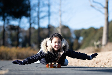 スケートボードで遊ぶ子供