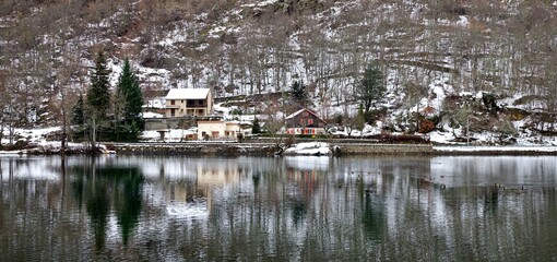 Fototapeta na wymiar Lac de montagne reflet