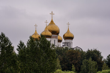 Fototapeta na wymiar golden domes of the church. religion and belief