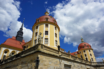 Fototapeta na wymiar Turm vom historischen Schloss Moritzburg in Sachsen, barocke Skulpturen mit Jagdhorn, German Castle Moritzburg