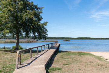 Fototapeta na wymiar AUREILHAN (Landes, France), vue sur l'étang près de Biscarrosse