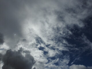 Fototapeta na wymiar Fotografías del cielo azul con nubes. 