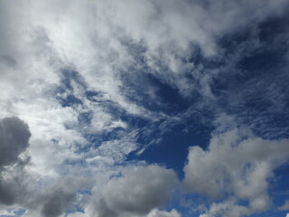 Obraz premium Fotografías del cielo azul con nubes. 