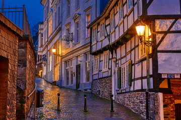 Historische Gasse und Fassaden in der Altstadt von Velbert Langenberg