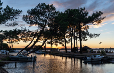 BISCARROSSE (Landes, France), coucher de soleil sur le lac - 402689402