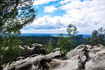 Weiter Blick in die verträumte  Landschaft des Elbsandsteingebirges