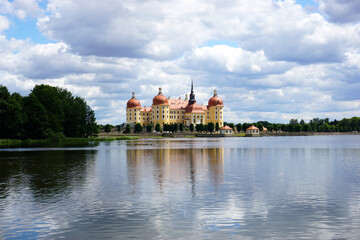 Obraz premium Blick über den See zum historischen Schloss Moritzburg in Sachsen im Sonnenschein mit Wocken, Castle, fairy tale