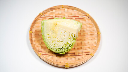 ザルにのった新鮮なキャベツ