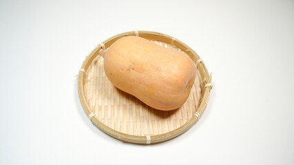 ザルにのっているバターナッツカボチャ