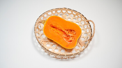 ザルにのっているバターナッツカボチャ