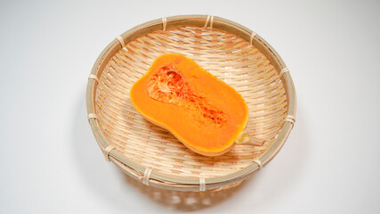 ザルにのっているバターナッツカボチャ