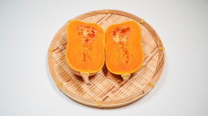 ザルにのっているバターナッツカボチャ