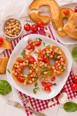 Friselle with tomatoes and chickpeas.
