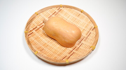 ザルにのっているバターナッツカボチャ