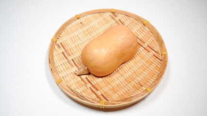 ザルにのっているバターナッツカボチャ