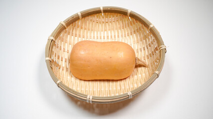 ザルにのっているバターナッツカボチャ

