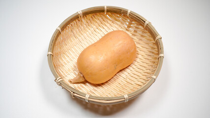 ザルにのっているバターナッツカボチャ