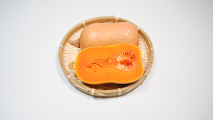 ザルにのっているバターナッツカボチャ