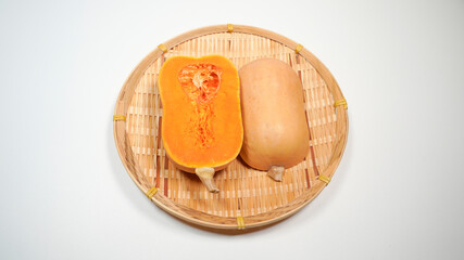 ザルにのっているバターナッツカボチャ

